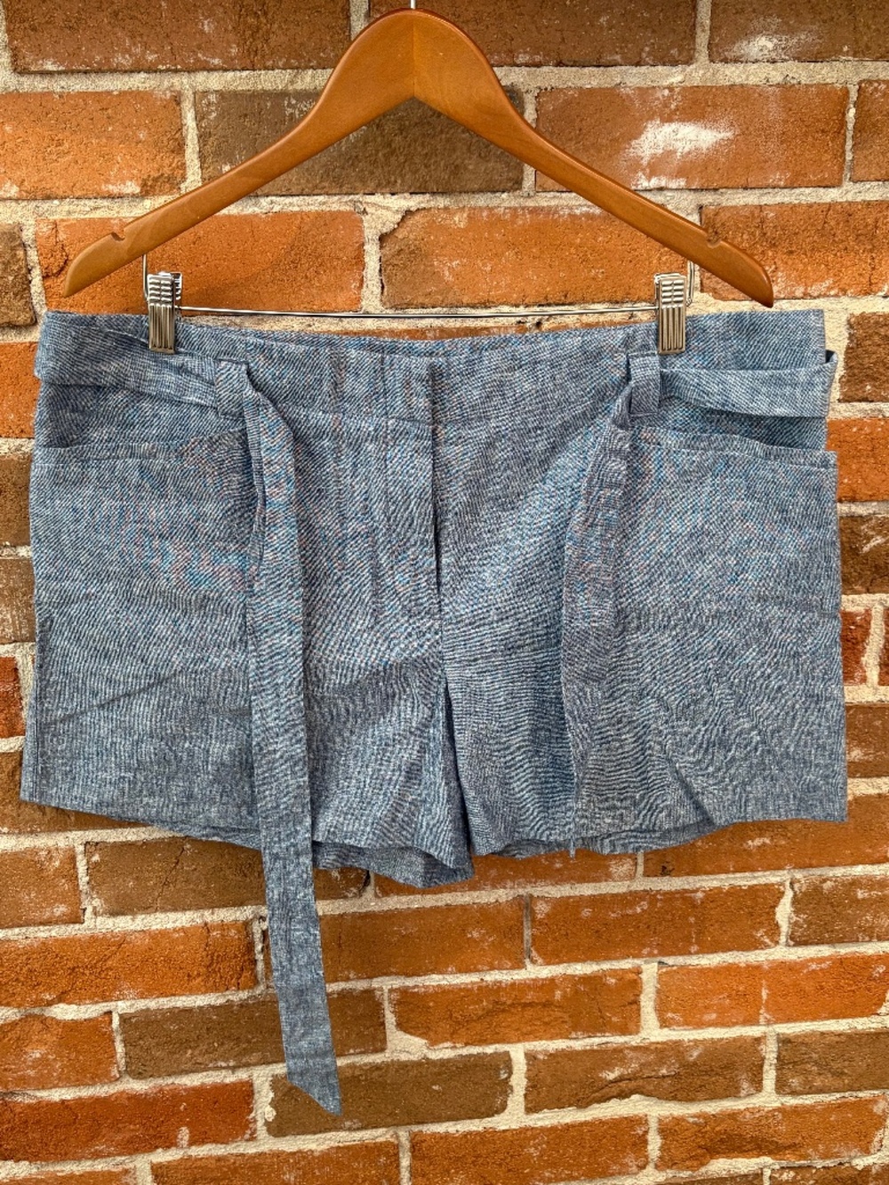NWT LOFT Outlet Women’s Linen / Cotton Tie Belted Chambray Shorts - Size 14